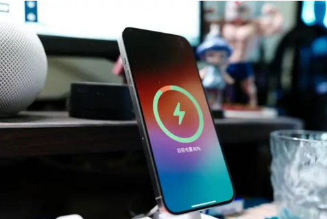 临汾苹果15换屏服务分享用什么充电器给iPhone15充电更好 